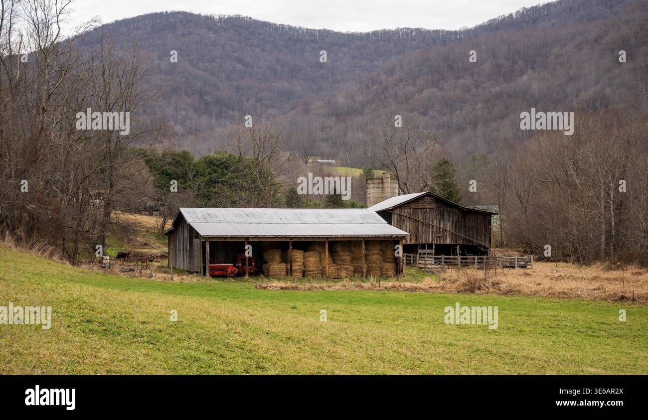Landwirtschaftsscheune in den Bergen Stockfoto