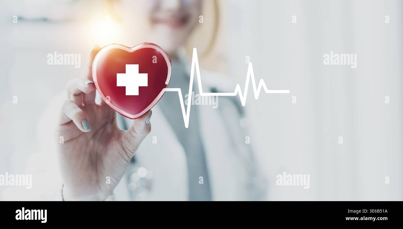 Kardiologe mit rotem Herz in Privatklinik. Medizintechnik Diagnostik von Herz-Konzept Stockfoto