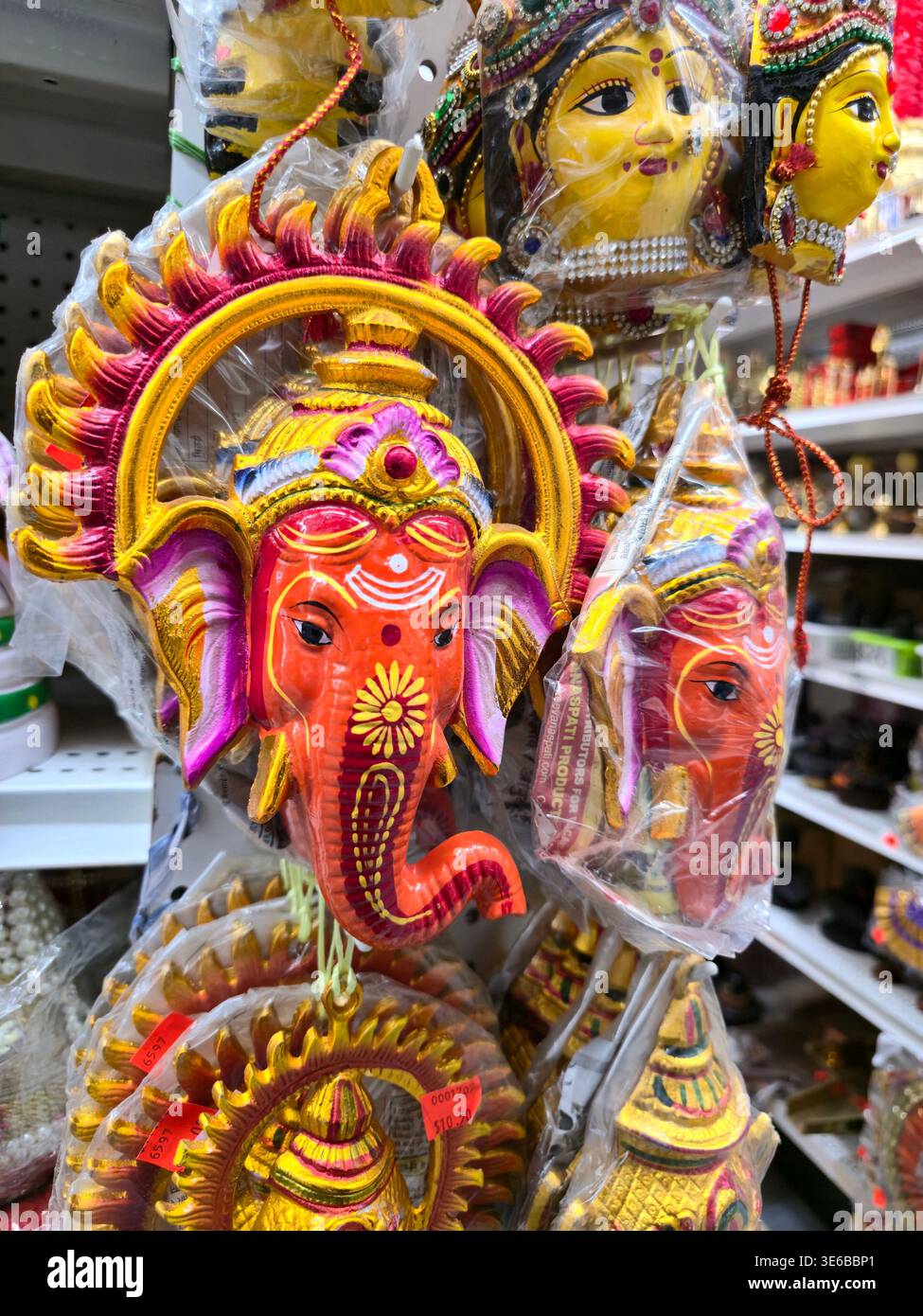 Farbenfrohe handgefertigte Figuren von Lord Ganesha, Hantuman und traditionellen indischen Charakteren in einem Ladenregal, die lebendige Kultur zeigen - Smartphone-aufgenommenes Stockfoto