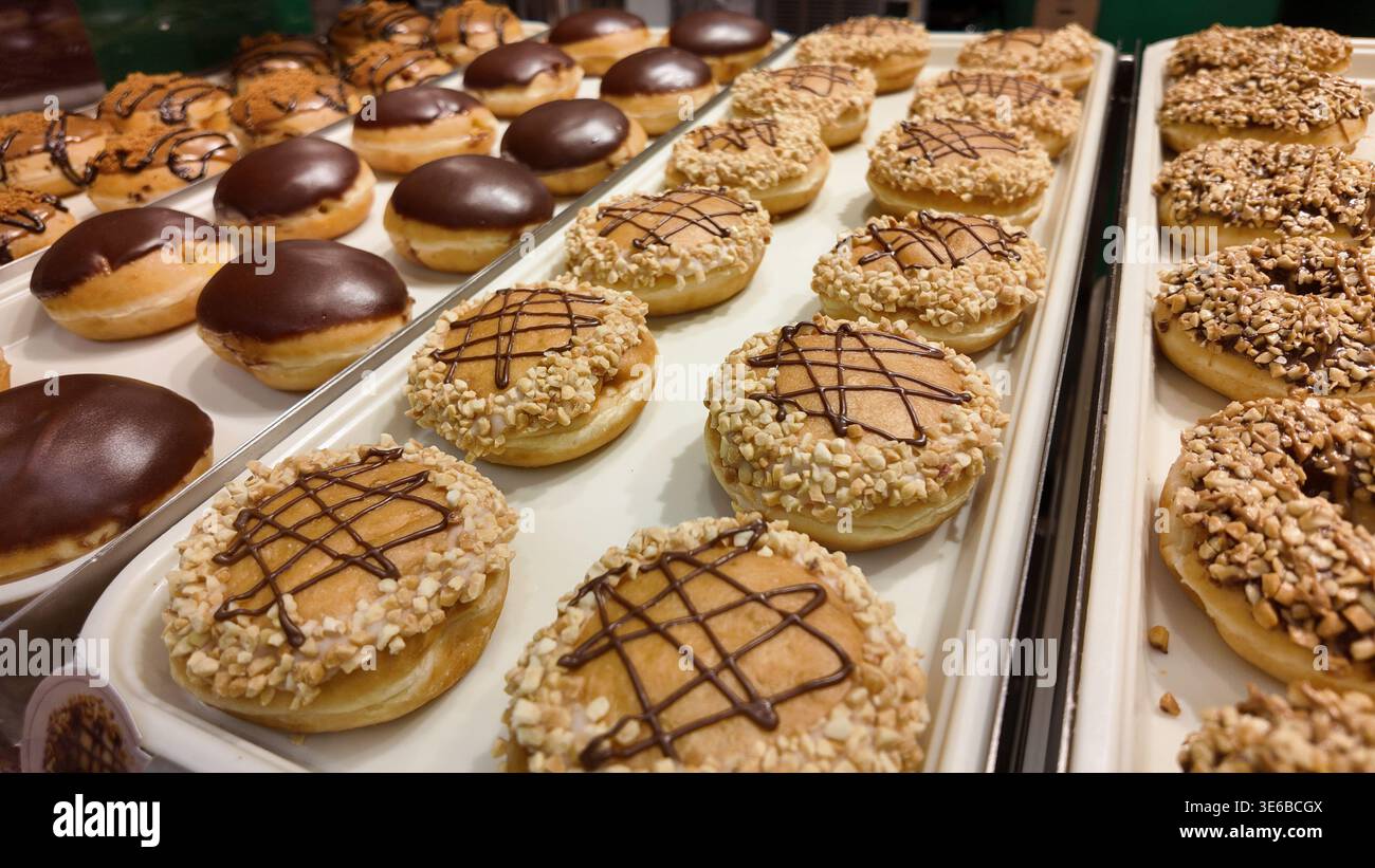 Donuts und Gebäck werden in einer Bäckerei ausgestellt Stockfoto