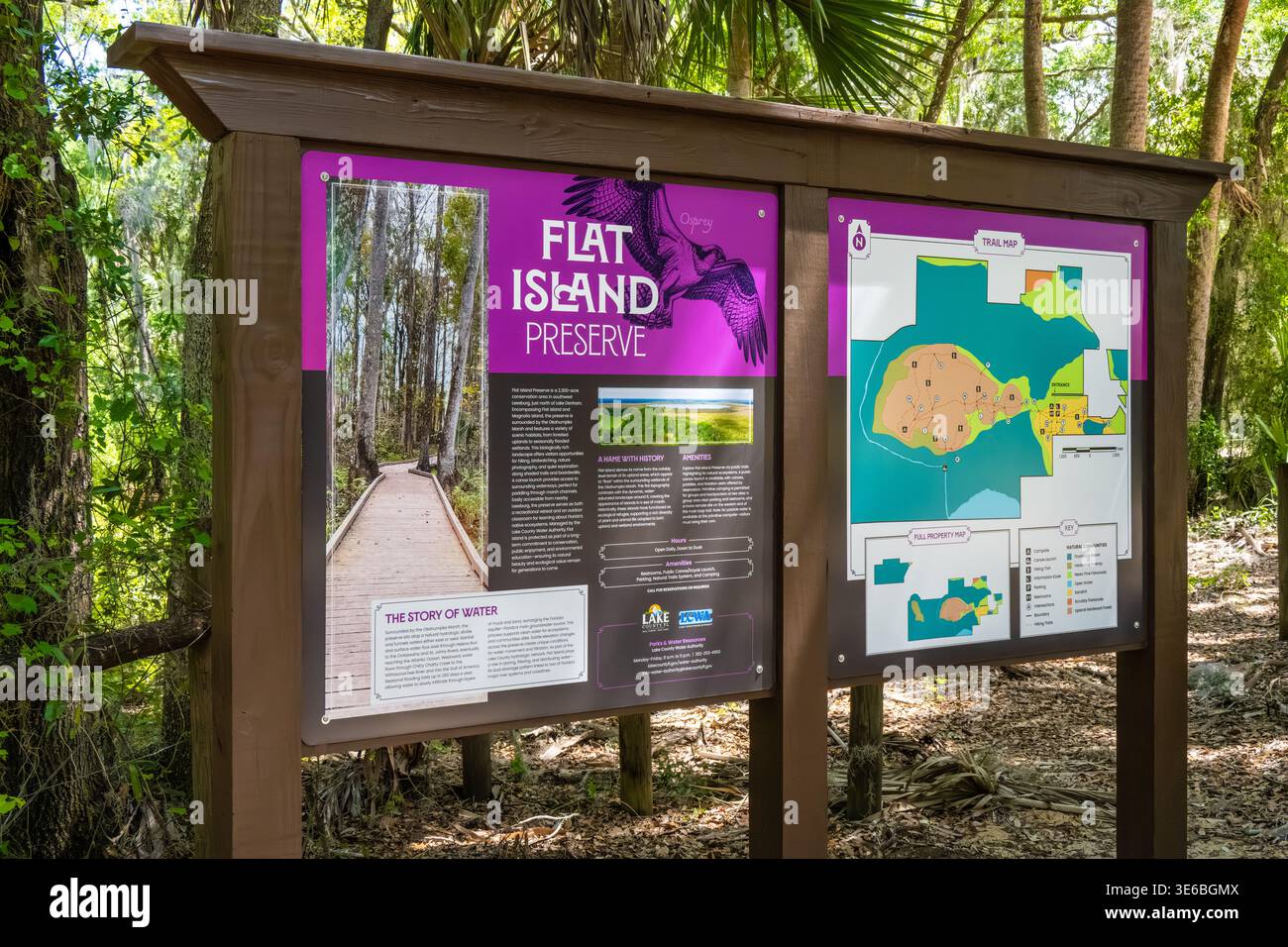 Wegbeschilderung und Karte des Flat Island Preserve am Eingang zum Daubenmire Trail in Leesburg, Florida. (USA) Stockfoto