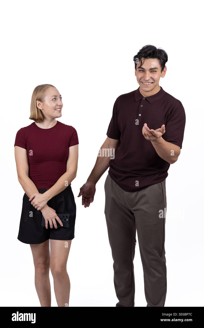 Junges Paar zusammenstehen und Blick in die Kamera Stockfoto