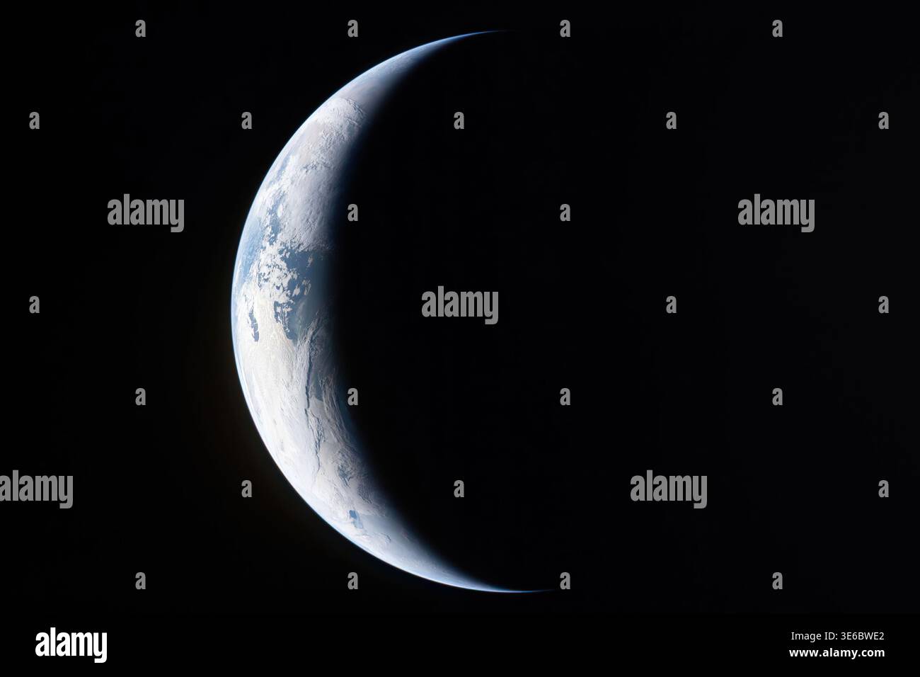 Atemberaubender filmischer Blick auf den Erdplaneten als Halbmond in der Dunkelheit des Weltraums. Stockfoto