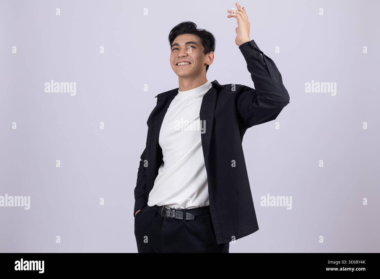 Junger Mann, der mit der Hand in die Kamera blickt Stockfoto