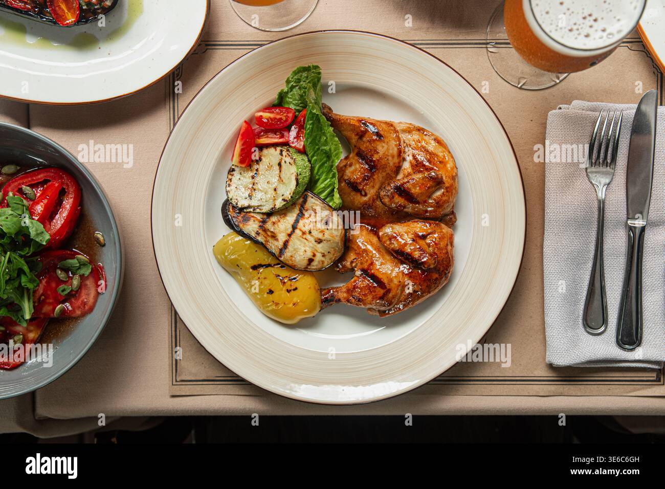 Gegrilltes Hühnchen mit Gemüse und Sauce auf Teller Stockfoto
