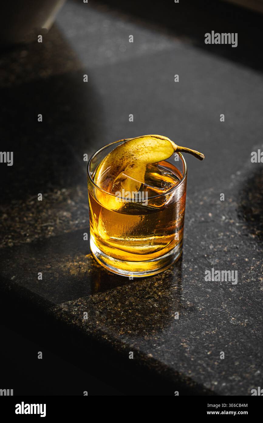 Whiskey-Cocktail mit Birnengarnitur im Glas Stockfoto