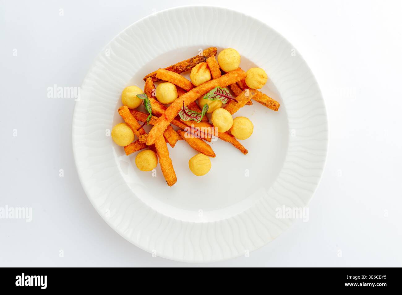 Frittierte Süßkartoffel mit Käsebällchen Stockfoto