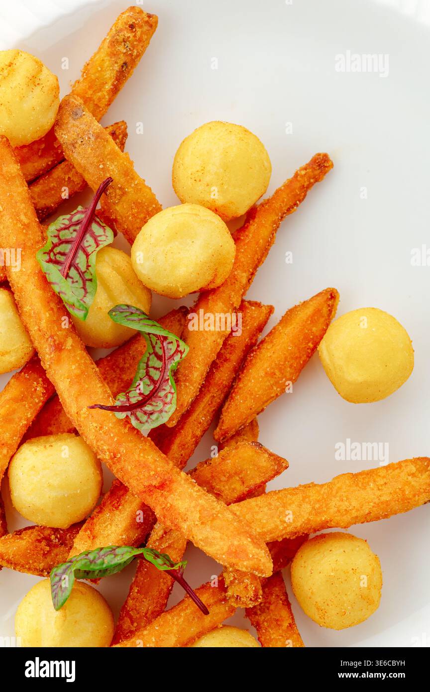 Makrofoto frittierte Süßkartoffel mit Käsebällchen Stockfoto