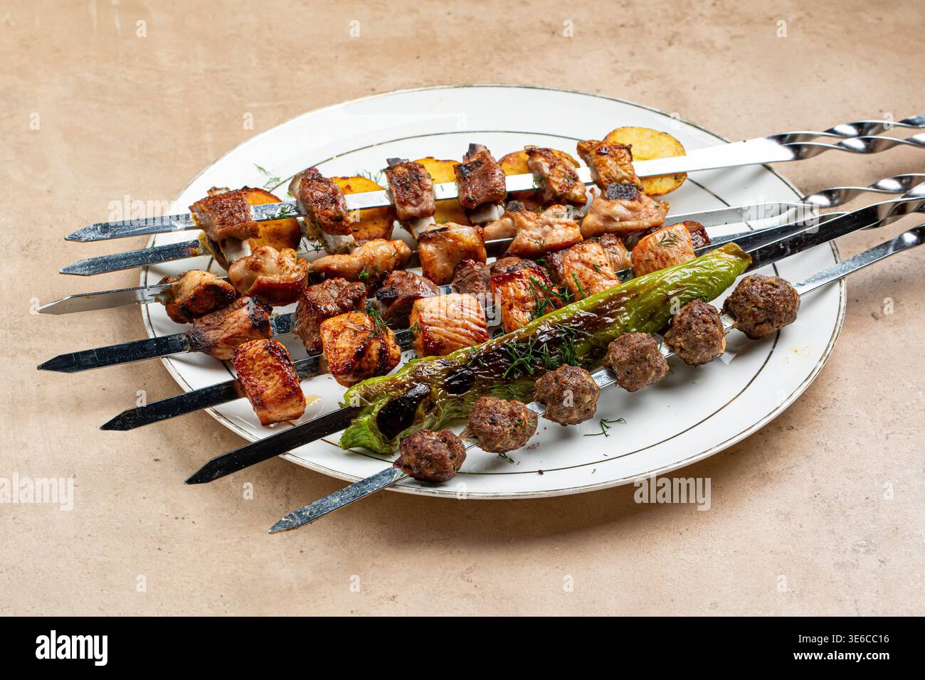 Gegrillte Fleischspieße mit Gemüse auf Teller Stockfoto