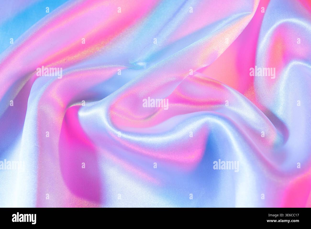 Das glänzende Material sorgt für weiche, leuchtende Wellen in Rosa und Blau Stockfoto