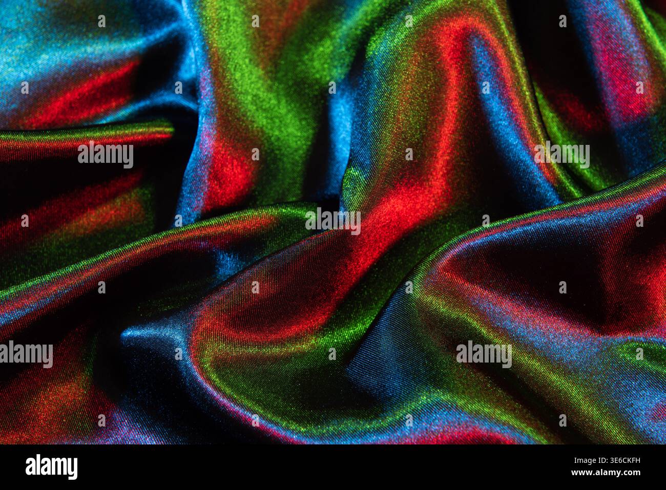 Farbenfrohes Satinmaterial mit schillerndem Licht und gewellter Textur Stockfoto