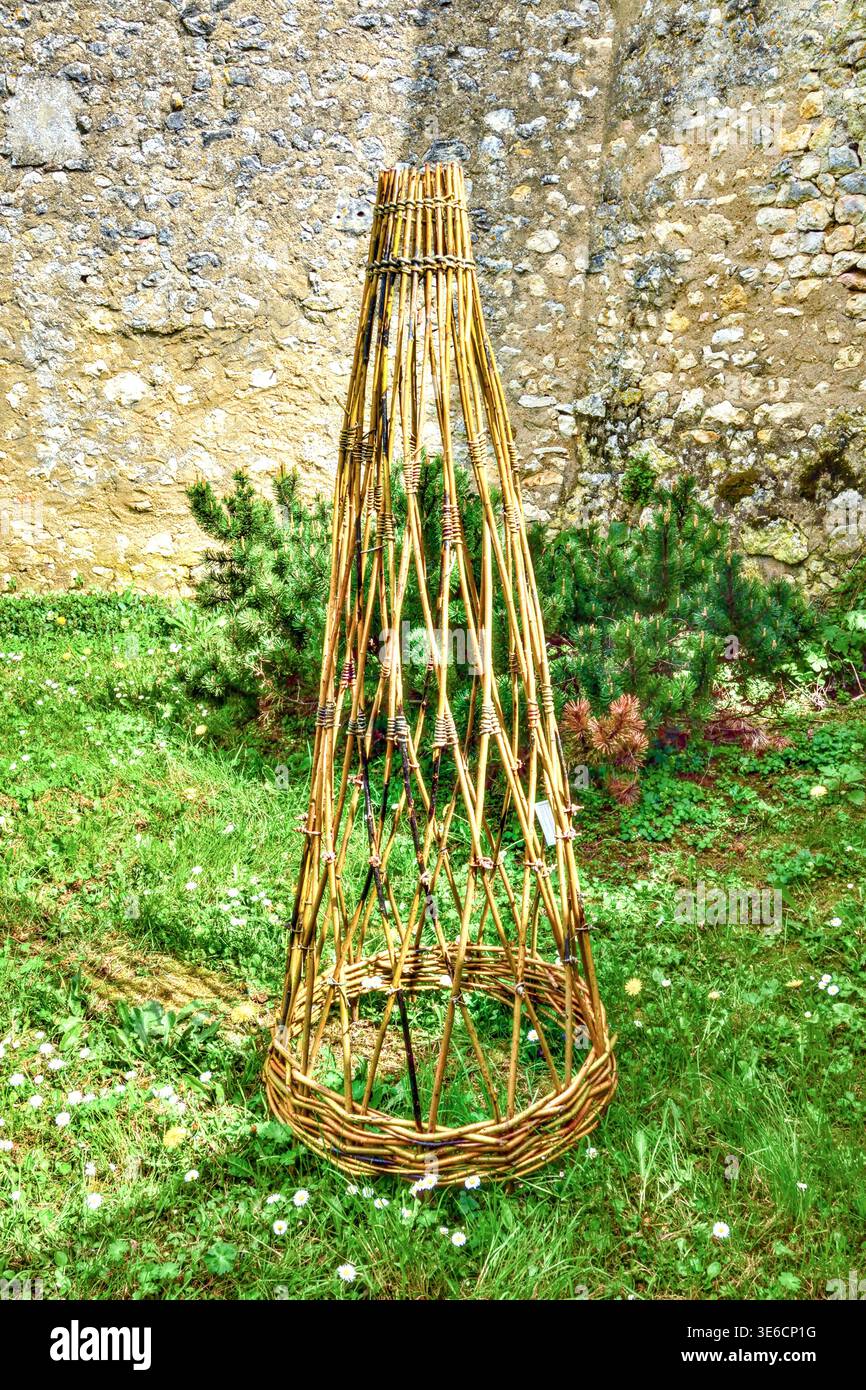 Hoher konischer, verwobener Rahmen aus Weidenweide (Salix viminalis,) für Kletterpflanzen - Angles-sur-l'Anglin, Vienne (86), Frankreich. Stockfoto