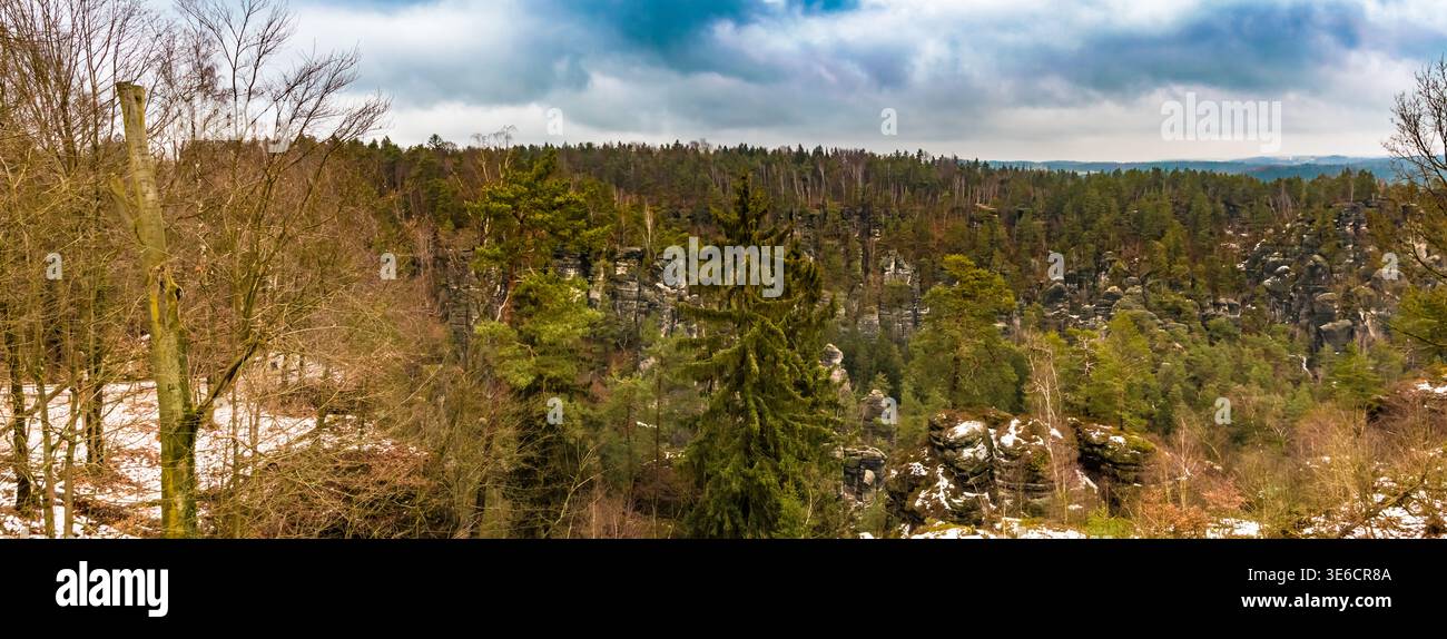 Riesiges Panorama der berühmten Sandsteinformation Bastei im Winter, mit Blick auf Tal und Wald des Nationalparks Sächsische Schweiz... Stockfoto