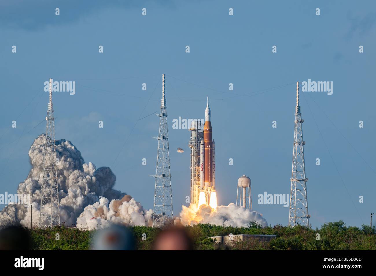 1. April 2026: Die Rakete des Space Launch System (SLS) der NASA startet die Artemis II-Crew auf den Mond. Quelle: Brandon Moser/Alamy Live News Stockfoto