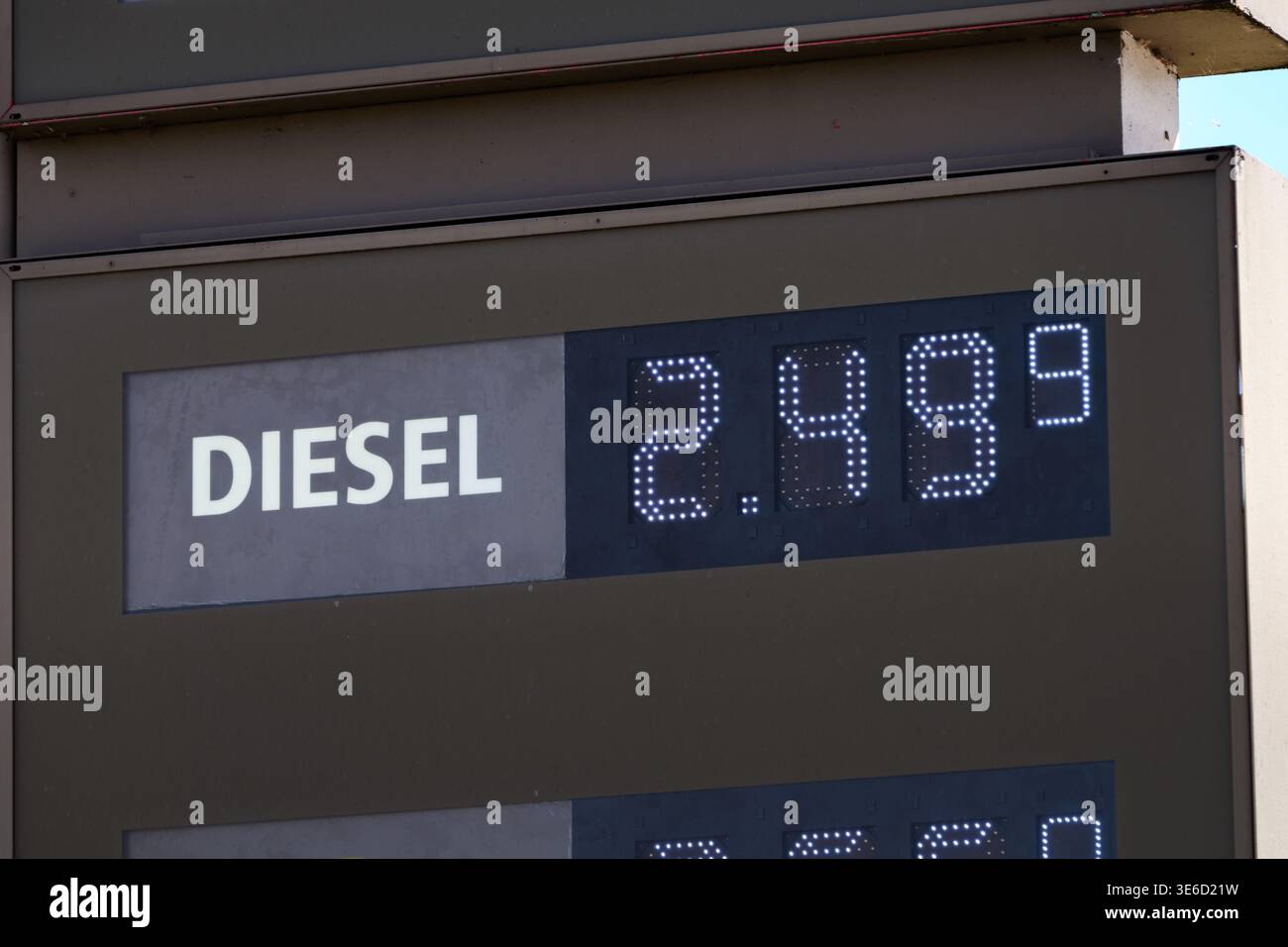 Dieselpreis 2,49 Euro pro Liter in Deutschland. Digitale Anzeige mit den Kraftstoffkosten. Außenansicht der Tankstelle. Inflation der Energiekosten. Stockfoto