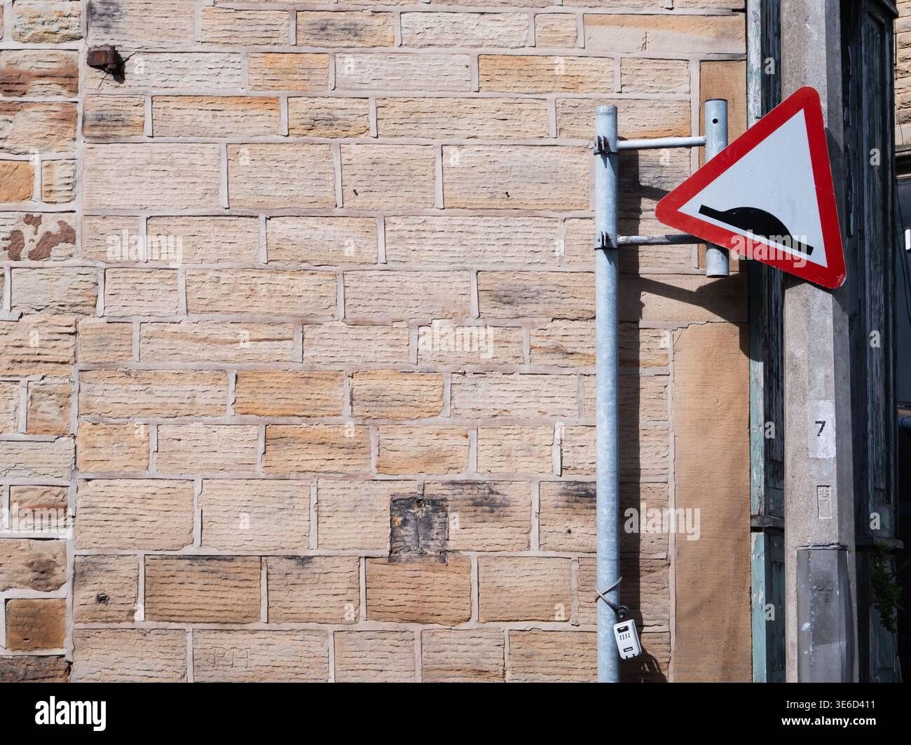 Holpriges, ungleichmäßiges, gebrochenes Straßenschild Stockfoto
