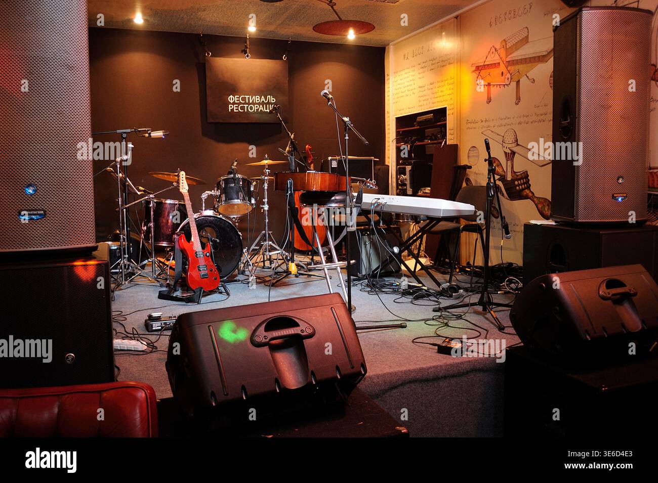 Live-Musikbühne mit PreSonus- und Mackie-Lautsprechern, Schlagzeug, Yamaha E-Gitarre und Keyboard. November 2019. Kiew, Ukraine Stockfoto