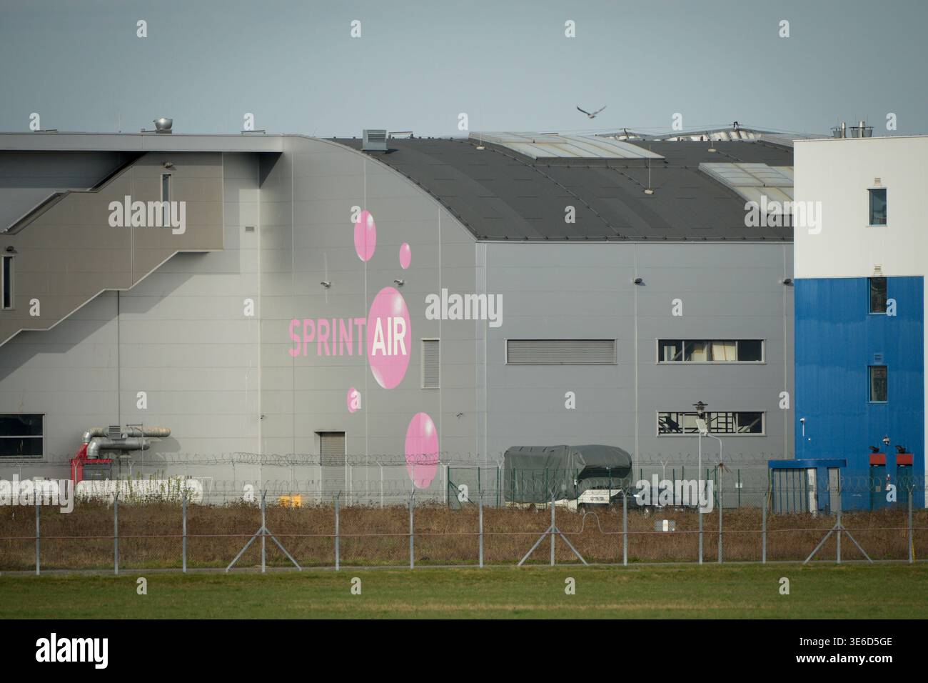 Das Logo der privaten Sprint Air-Fluggesellschaft ist am 5. April 2026 auf einem Gebäude am Flughafen Chopin in Warschau, Polen, zu sehen. Die Preise für Flugzeugtreibstoff sind um nea gestiegen Stockfoto
