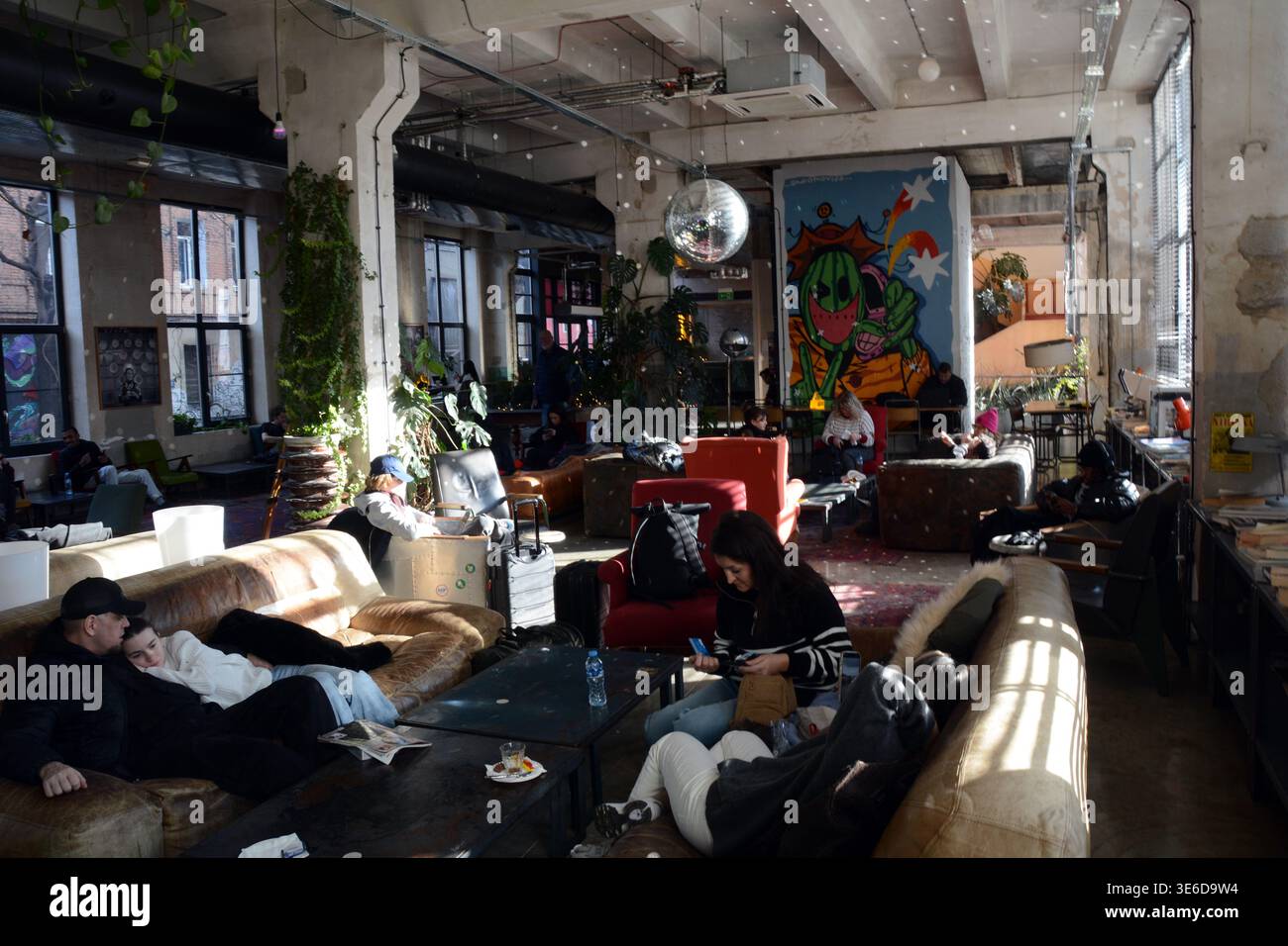In der Lobby von La Fabrika, einer ehemaligen sowjetischen kommunistischen Nähfabrik, wurde eine Jugendherberge in Tiflis, Georgien. Stockfoto