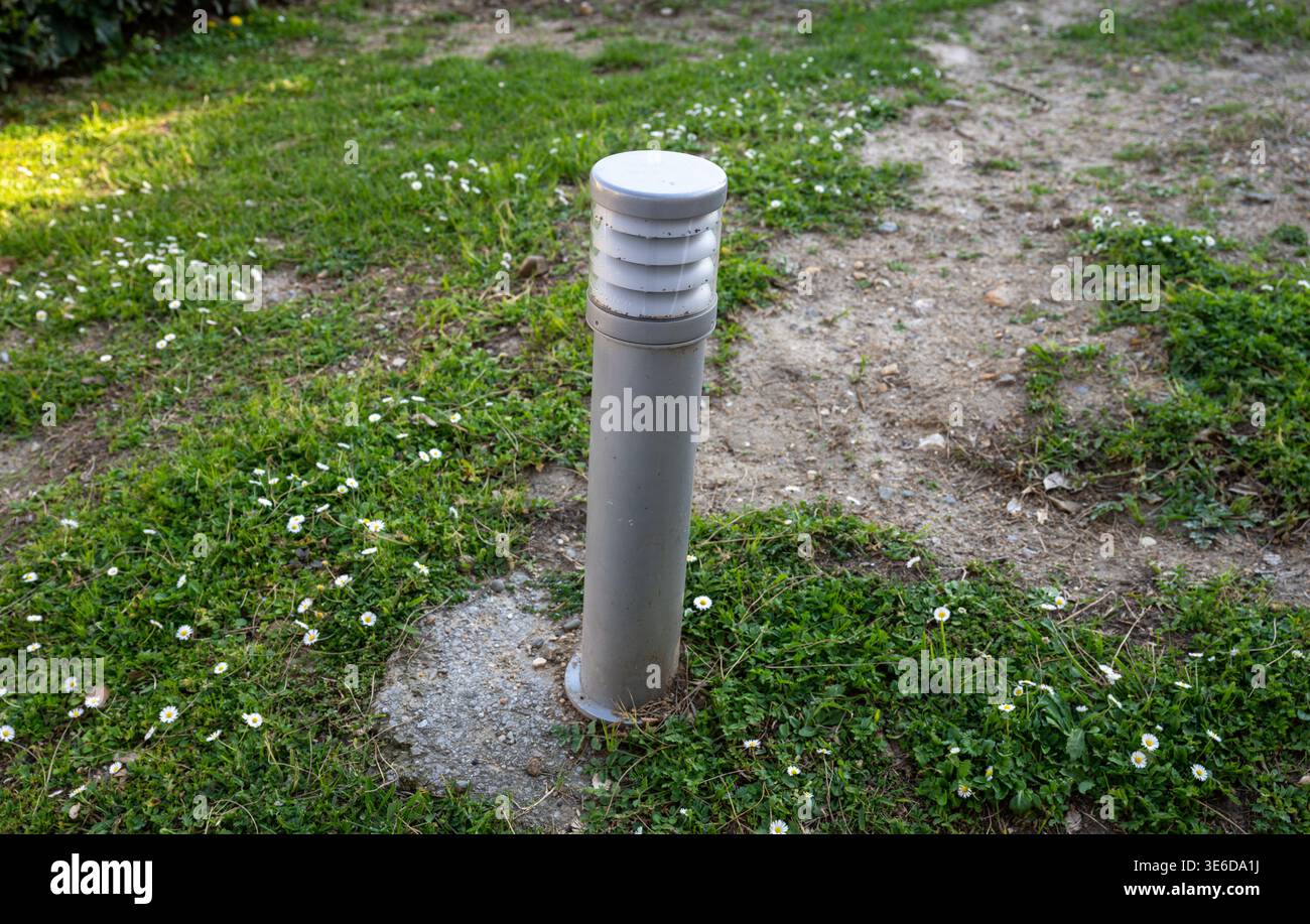 Moderner Outdoor Garten Licht Schiffspoller auf Gras Weg Landschaft Beleuchtungskörper in Park Umgebung Stockfoto