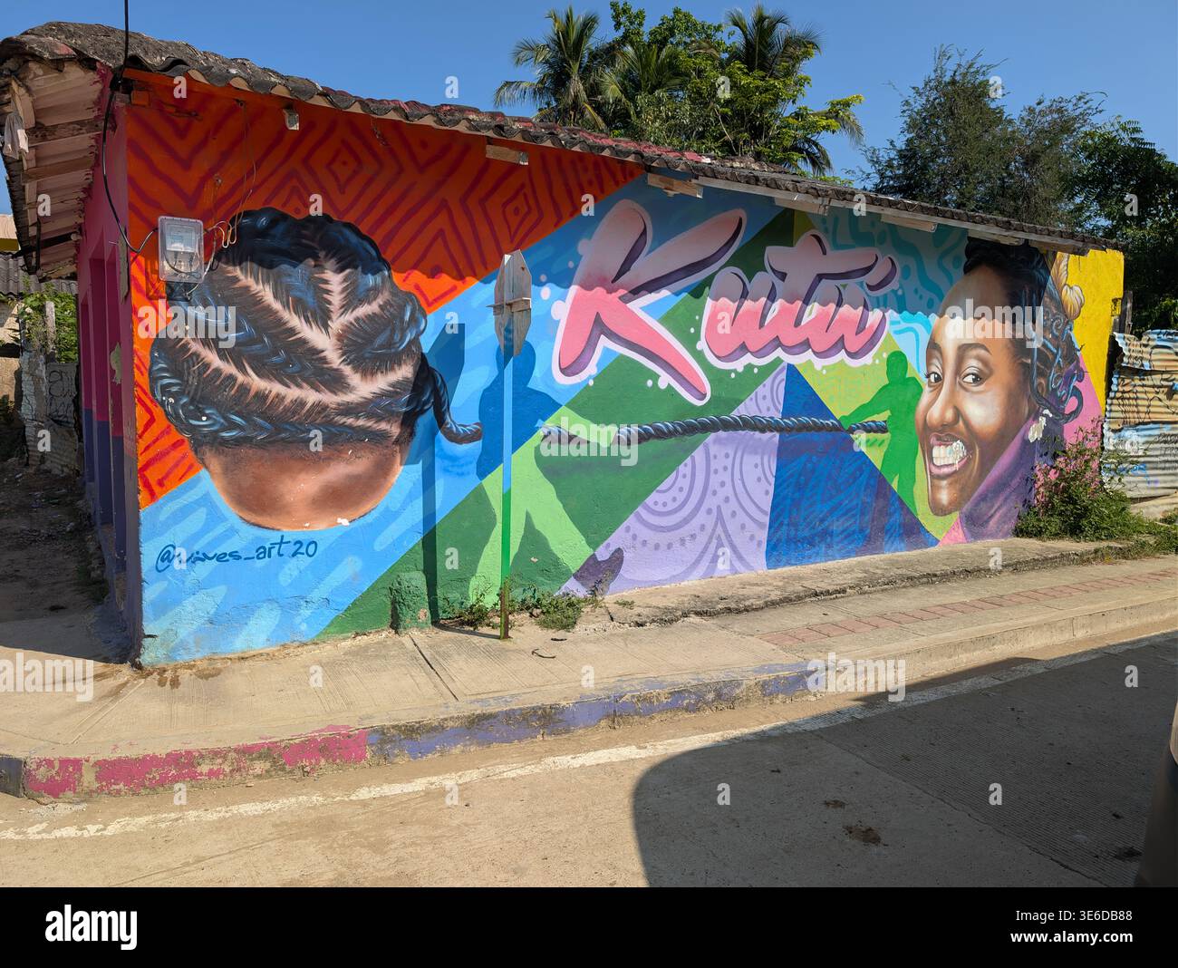 Farbenfrohe Wandmalereien schmücken die Häuser in der Stadt San Basilio de Palenque in Kolumbien, der ersten freien Stadt Amerikas Stockfoto