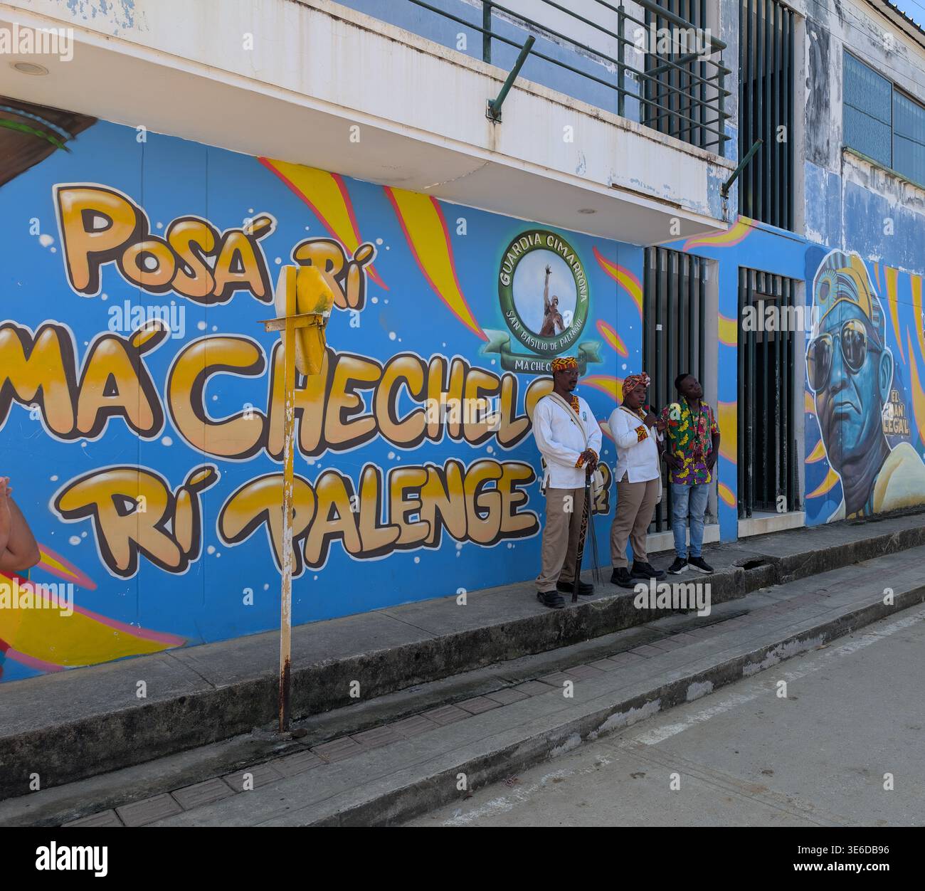 Vor der Polizeiwache in San Basilio de Palenque, Kolumbien Stockfoto