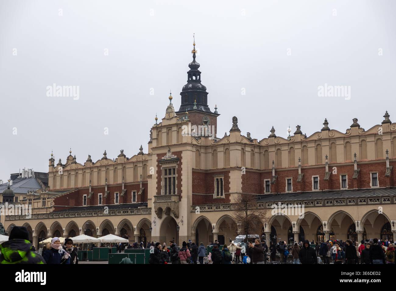 Krakau, Polen - 1. Dezember 2025: Beeindruckende historische Tuchhalle, ein gefeiertes Wahrzeichen, zeigt seine architektonische Pracht und geschäftige Atmosphäre Stockfoto