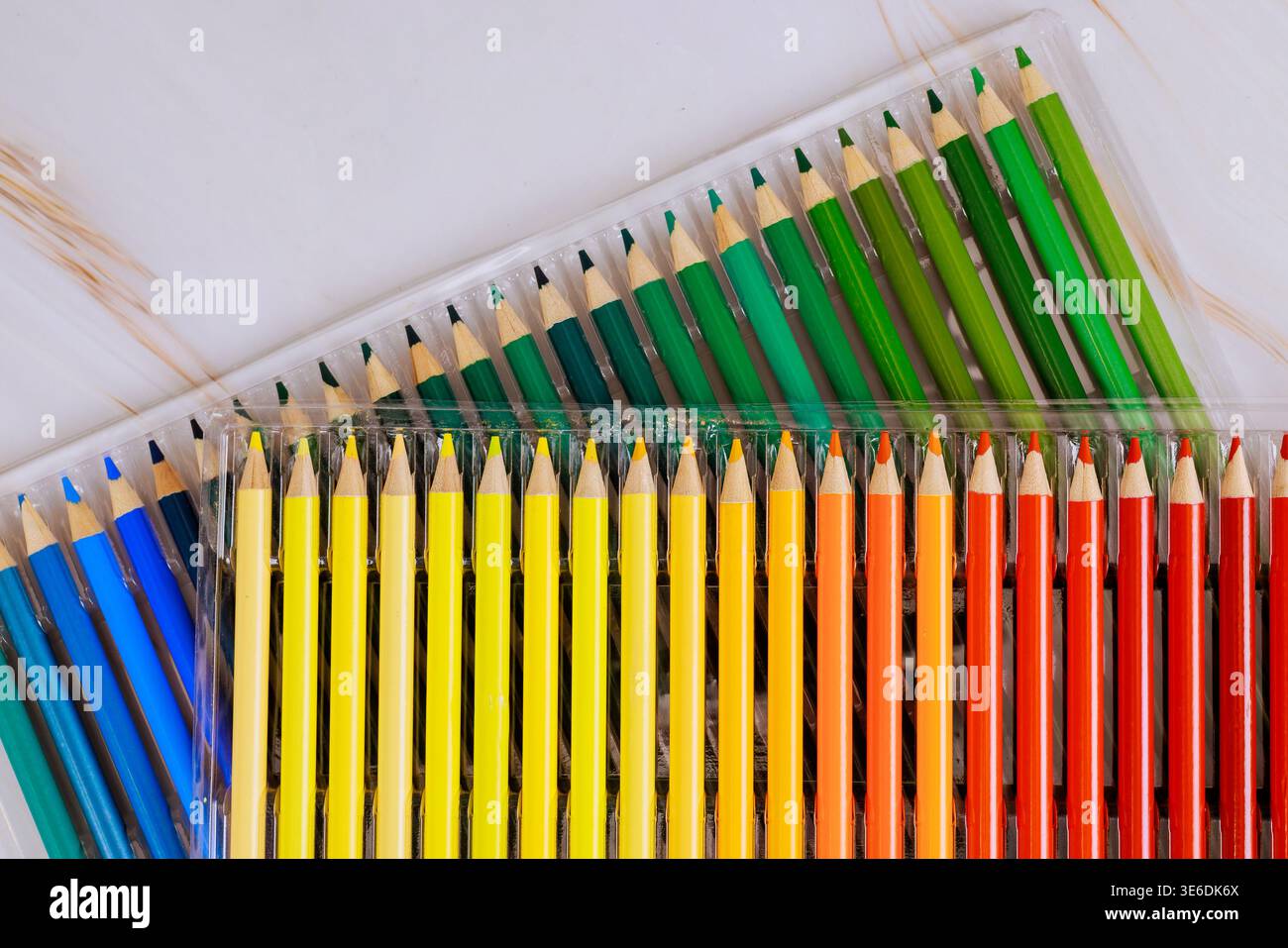 Die Bleistifte in verschiedenen Farben sind ordentlich angeordnet und können bei der Malerei verwendet werden. Stockfoto