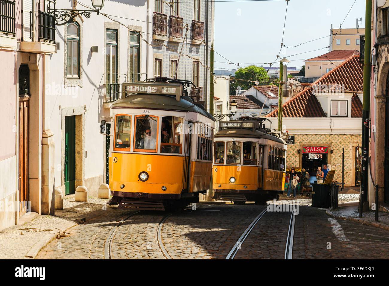 LISSABON, PORTUGAL - 3. APRIL 2026: Gelbe Straßenbahnen in Alfama, Lissabon Stockfoto