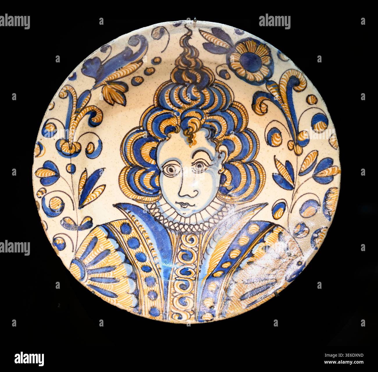Platte aus Talavera de la Reina aus dem späten 16. Frühesten 17. Jahrhundert, dekoriert in blauen, orangen und schwarzen Lasuren, Spanien. Stockfoto
