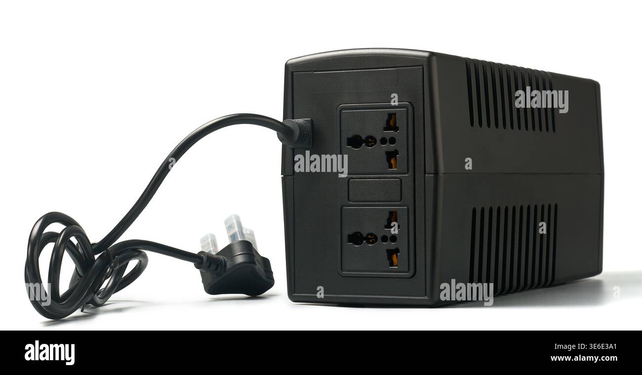 Stromausfälle mit zwei Steckdosen und Spiralstecker isolierter weißer Hintergrund, Seitenansicht des unterbrechungsfreien Netzteils Stockfoto