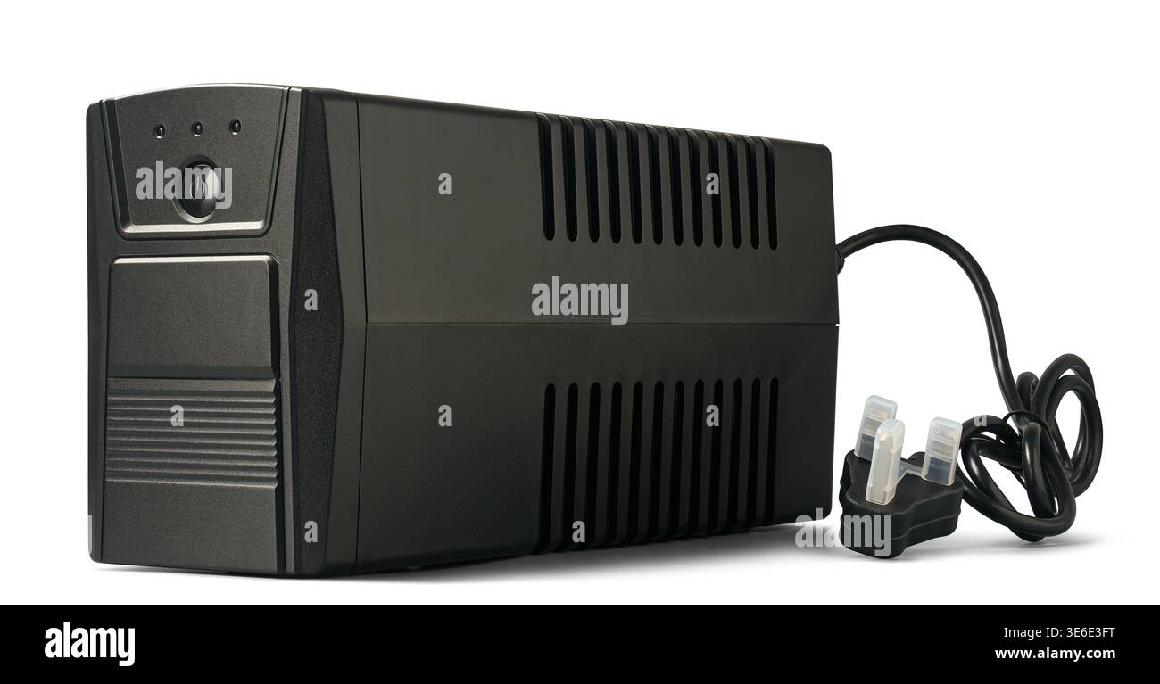 Black-UPS-Batteriepufferung mit angeschlossenem Netzkabel und dreipoligem Stecker isoliertem weißem Hintergrund, unterbrechungsfreies Netzteil Stockfoto