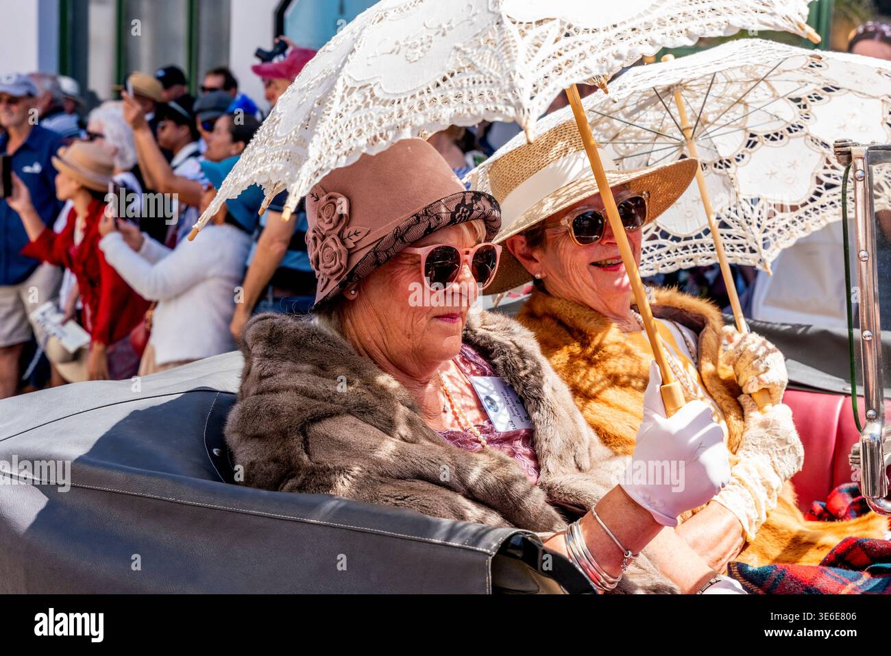 Menschen in Art déco-Kostümen nehmen an der Oldtimer-Parade, dem Napier Art Deco Festival, Napier, Hawke's Bay, Neuseeland Teil Stockfoto