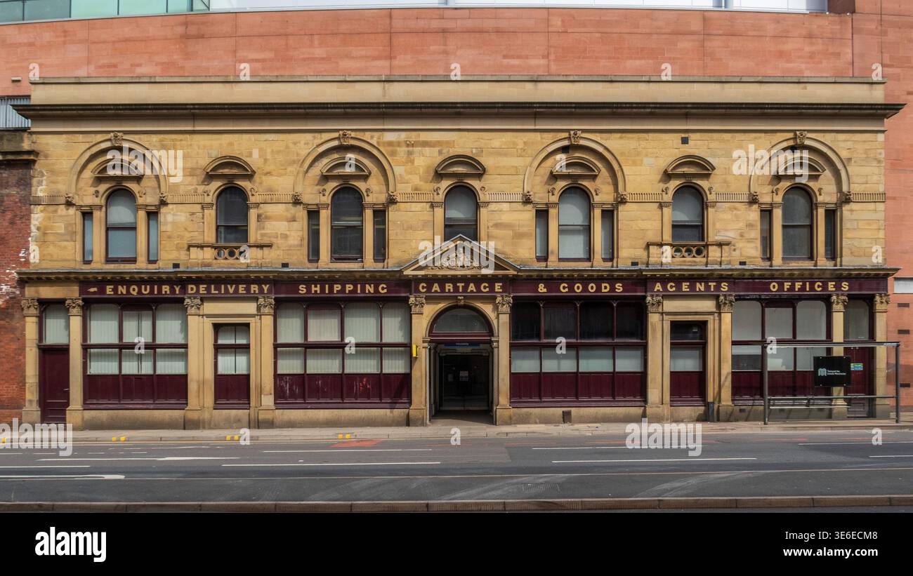 Viktorianische Sandstein-Eisenbahnhändler Bürofassade mit Originalbeschilderung, Whitworth Street West, Manchester, England. Stockfoto