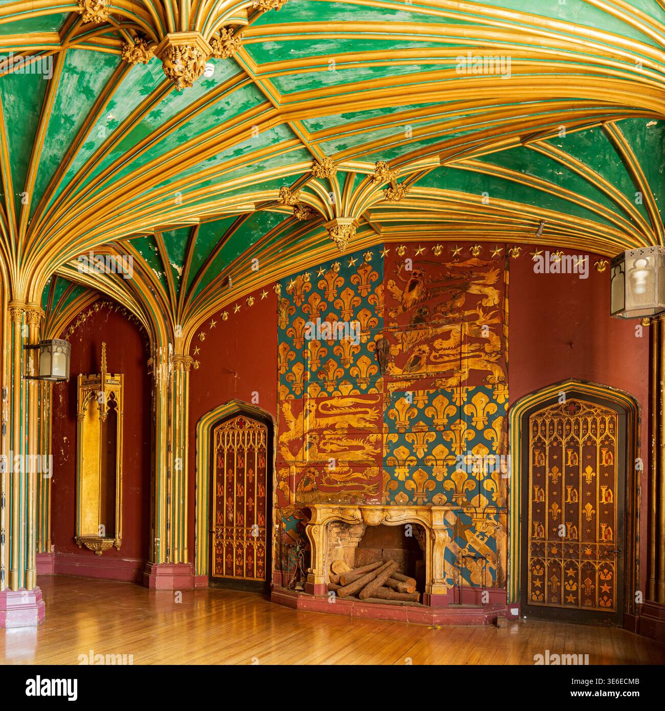 Im Gothic-Revival gewölbte Decke in Grün und Gold über heraldischem Wandgemälde mit königlichem Wappen, Elvaston Castle, Derbyshire, England. Stockfoto