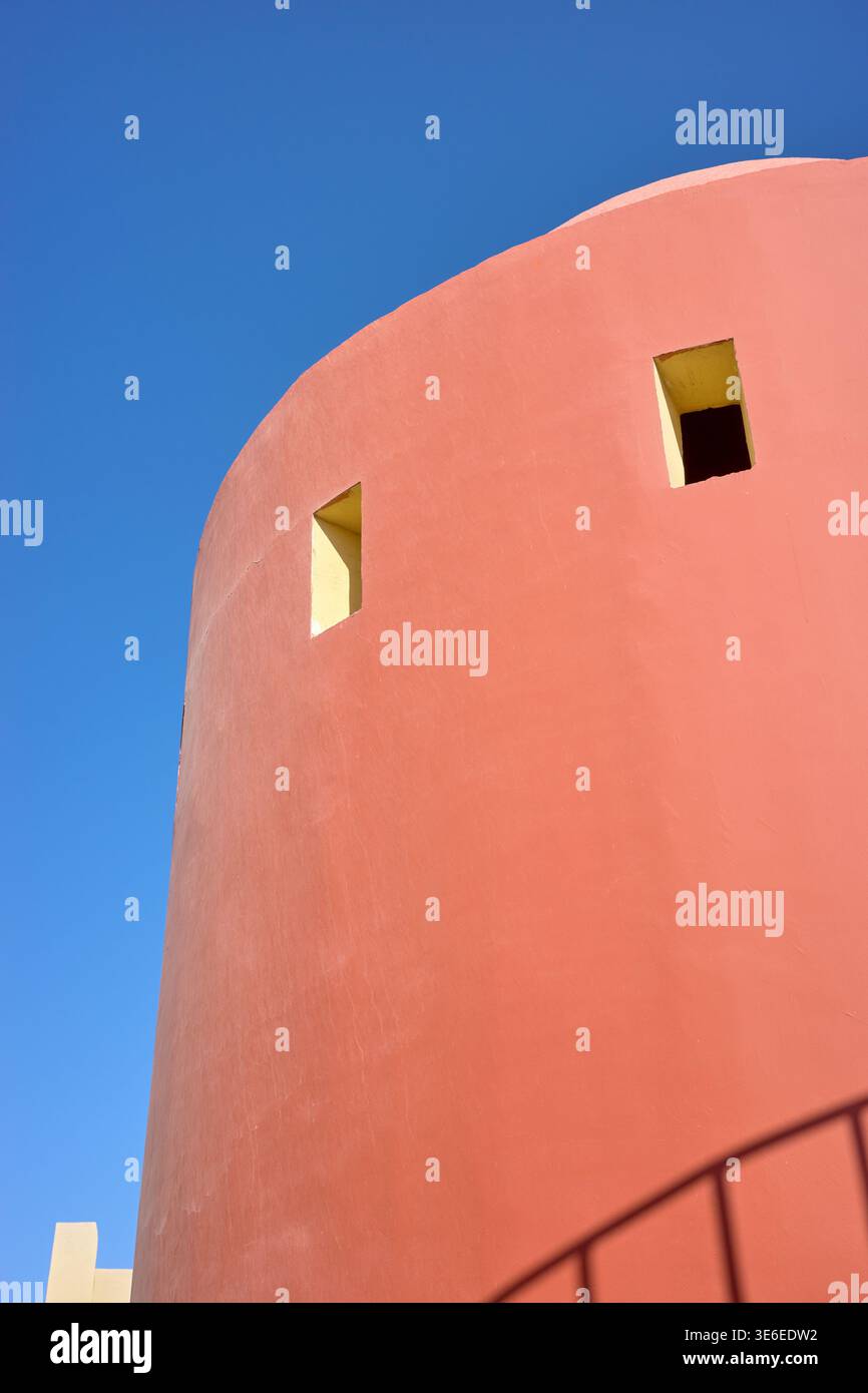 Ein roter Turm vor einem blauen Himmel, Ägypten. Stockfoto