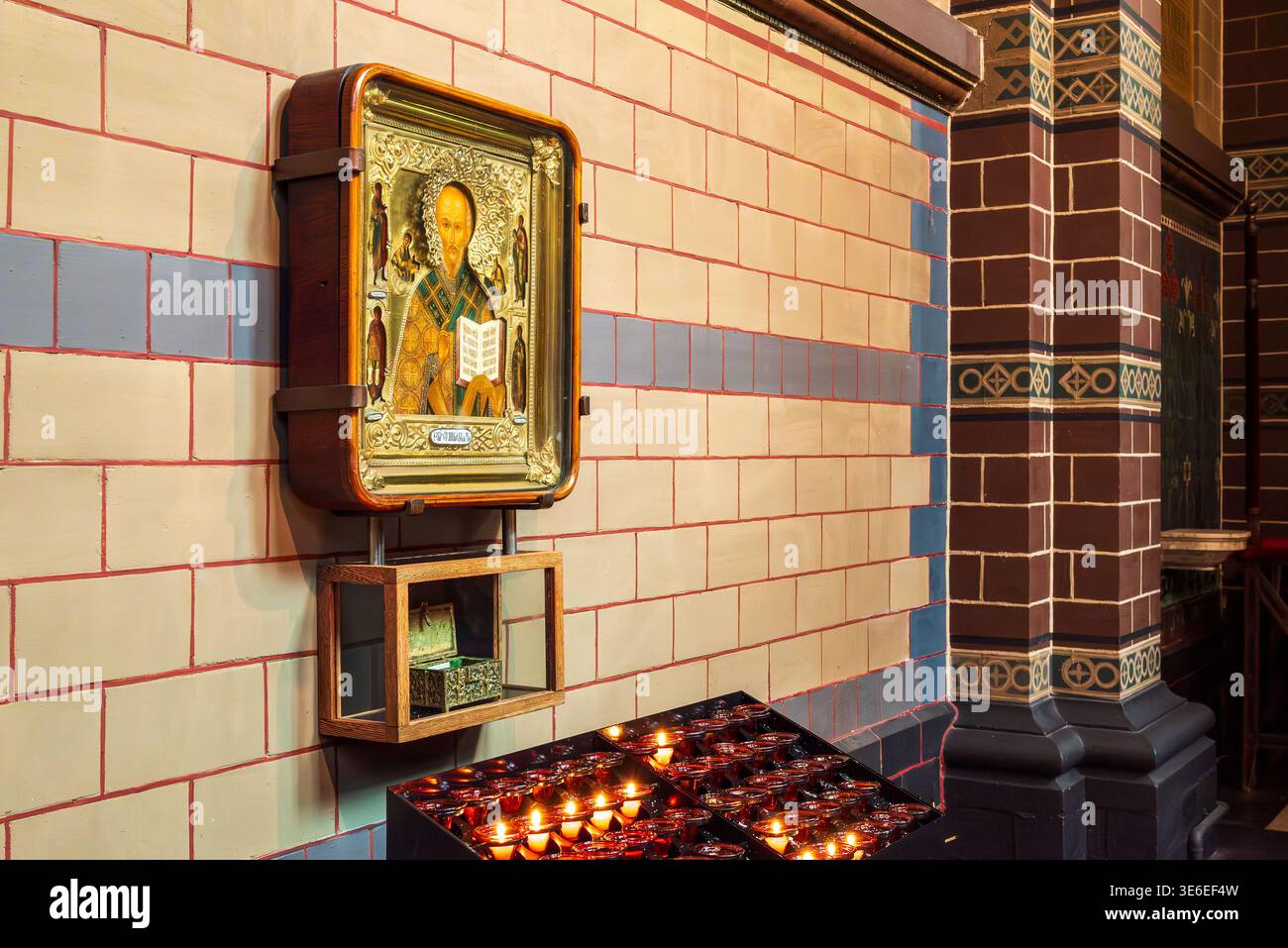 Amsterdam, Niederlande 20 Februar 2026 Ikone des Heiligen Nikolaus, heiliger Schutzpatron der Ko-Kathedrale Basilika des Heiligen Nikolaus in Amsterdam, Niederlande Stockfoto