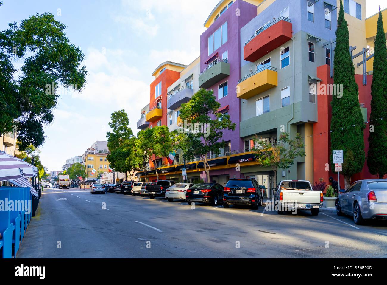 Farbenfrohe Gebäude des Village Walk in Little Italy an der 1501 India Street, San Diego, CA, USA. Stockfoto