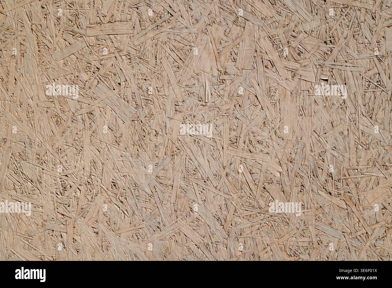 Gepresste Holzspäne erzeugen einen neutralen, strukturierten Hintergrund, der für verschiedene Designprojekte geeignet ist. Ideal für die Visualisierung von Baumaterialien. Stockfoto