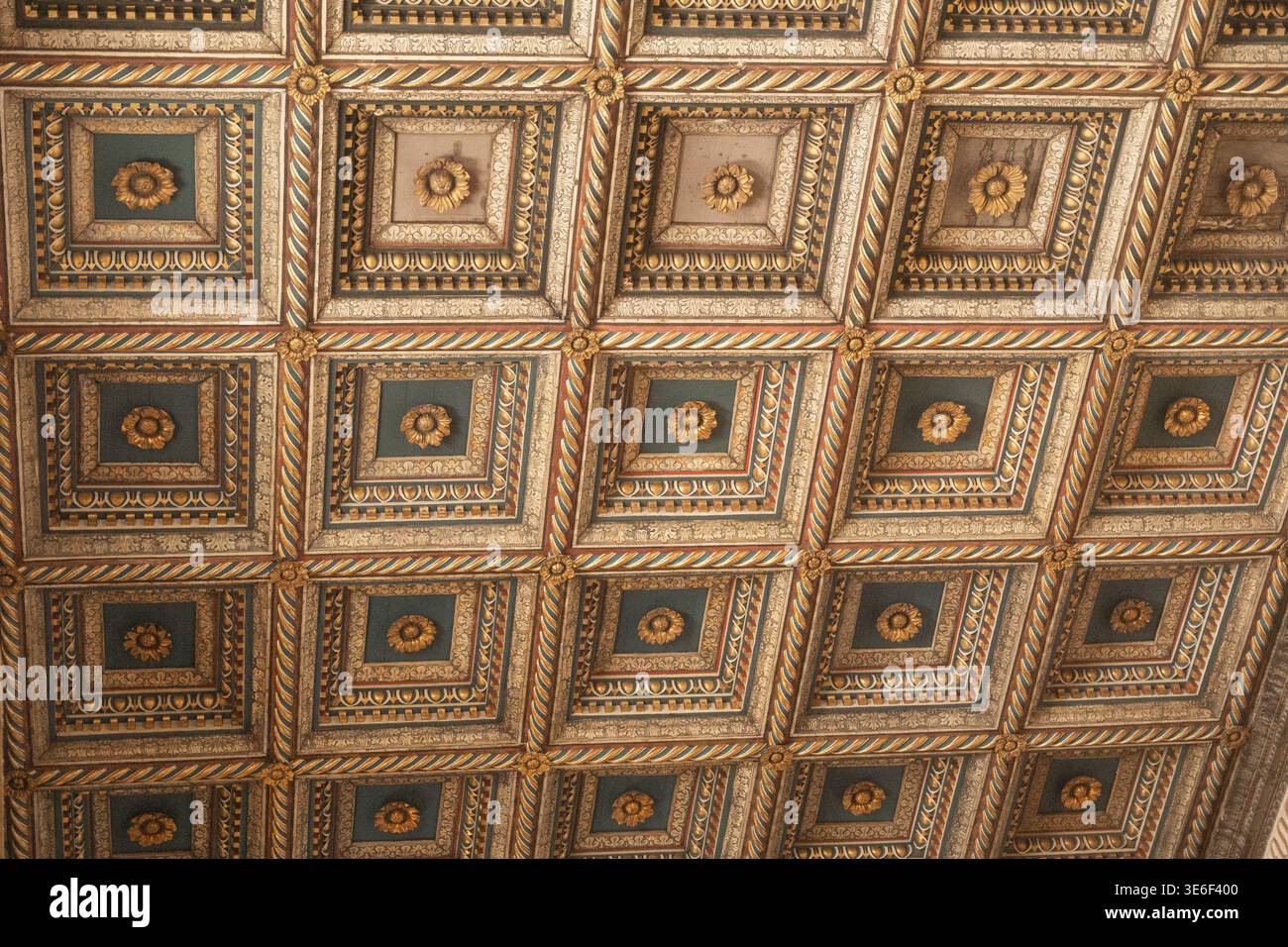 Siena, Italien, 07.06.25, Dekorative historische Decke mit geometrischen Mustern und Golddetails. Klassische Architektur, Kunst und kulturelles Erbe Stockfoto