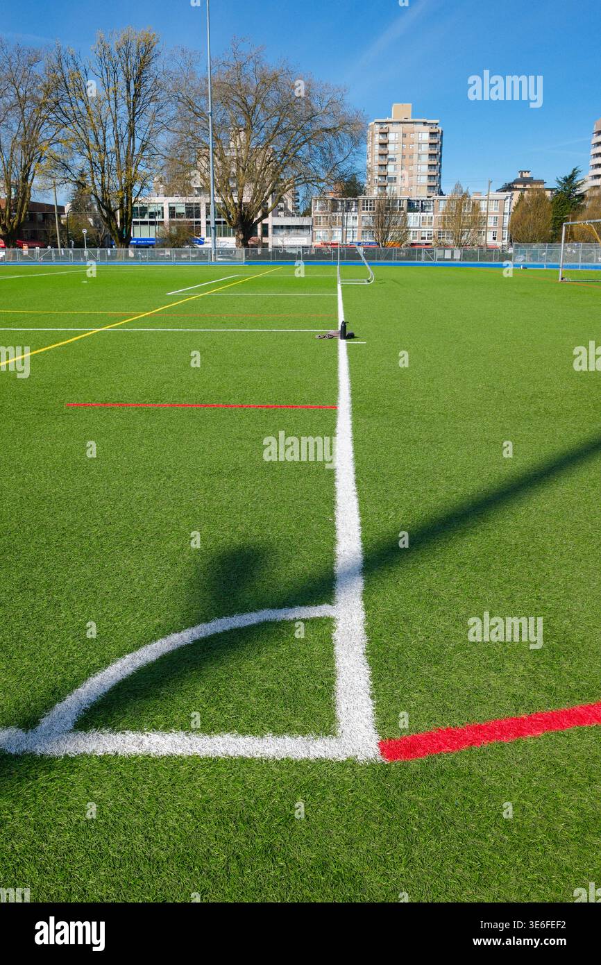Der Eckpunkt eines Fußballfeldes an der Point Grey Secondary School in Kerrisdale, Vancouver, BC. Stockfoto