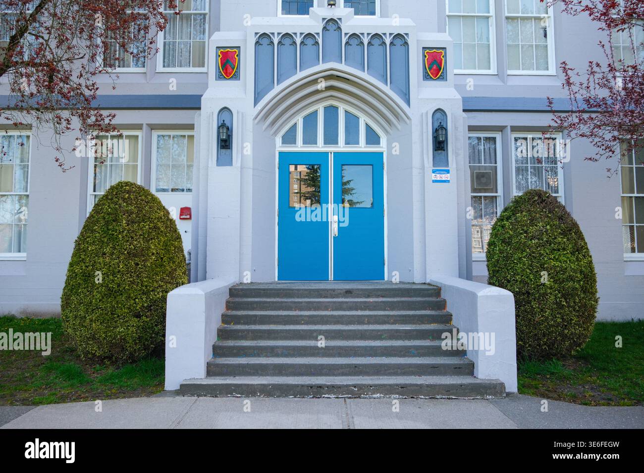 Treppen und Eintritt zur Point Grey Secondary School in Kerrisdale, Vancouver, BC. Stockfoto
