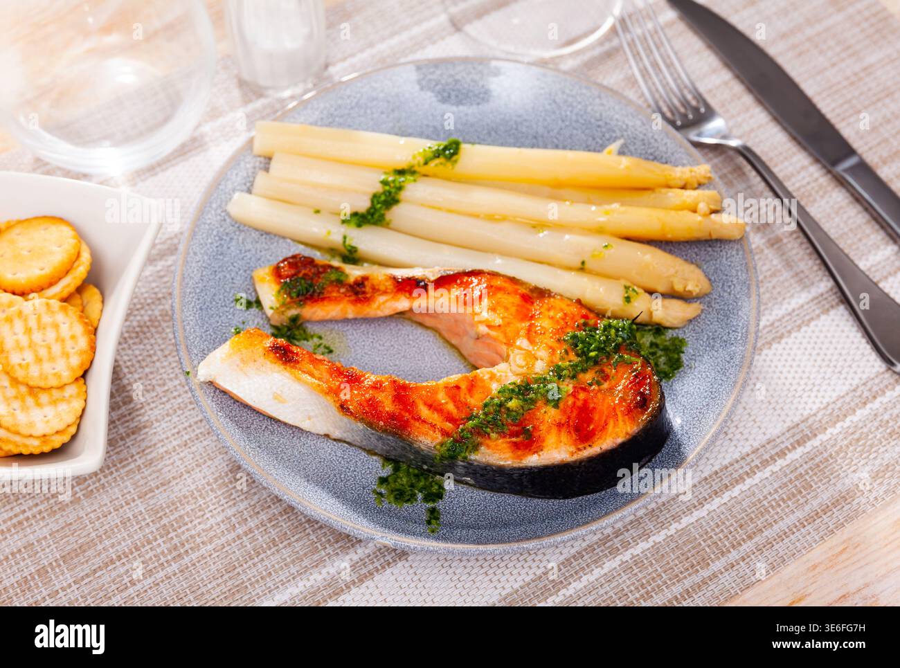 Schmackhafter Lachs in Scheiben mit Spargel Stockfoto