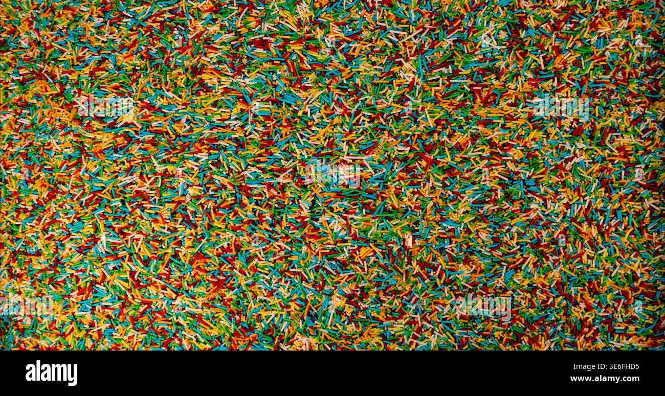 Bunte Mischung aus Holzstäben, die sich bei Tageslicht in einem Kunststudio auf einer Fläche verteilen Stockfoto