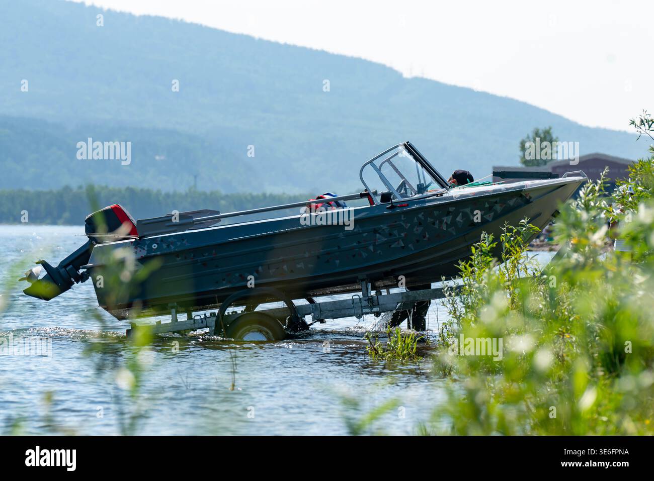 Motorboot Wird Vom Trailer In Den Mountain Lake Mit Outboard Engine Und Green Shoreline Gestartet Stockfoto