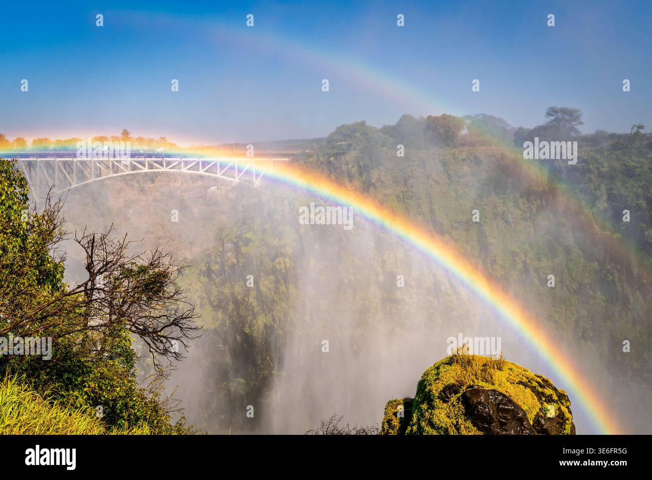 Rainbow vor der Victoria Falls Bridge zwischen Simbabwe und Sambia Stockfoto