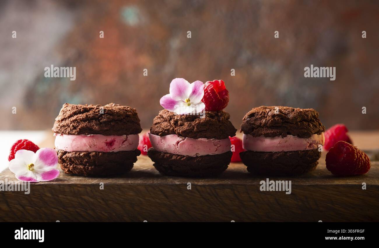 Hausgemachte Eiskekse, Sandwiches mit Himbeeren und Schokolade Stockfoto
