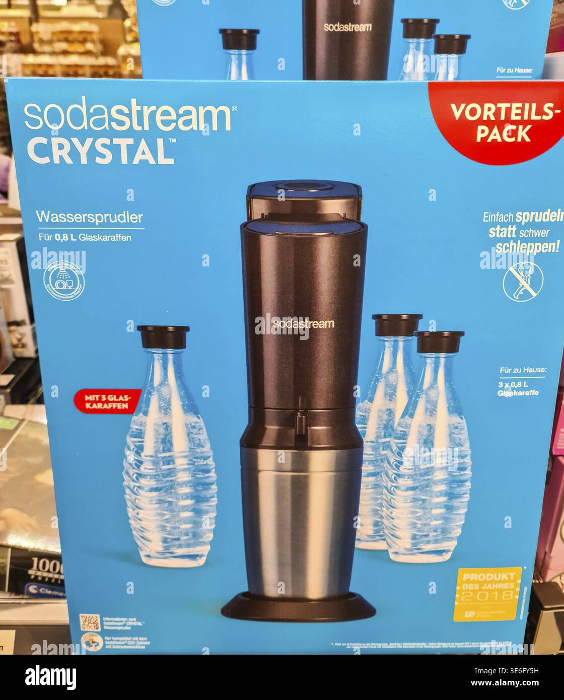 Ein blauer Karton eines Seltzer-Wasserspenders der Marke Soda Stream Crystal Stockfoto
