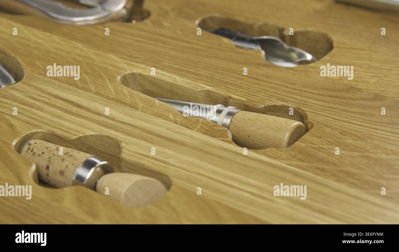 Nahaufnahme der Holzkiste für Küchengeräte. Haushaltsgeräte. Modernes, stilvolles Design der Küchenschublade mit Holzständer für Küchengeräte. Teuer w Stockfoto