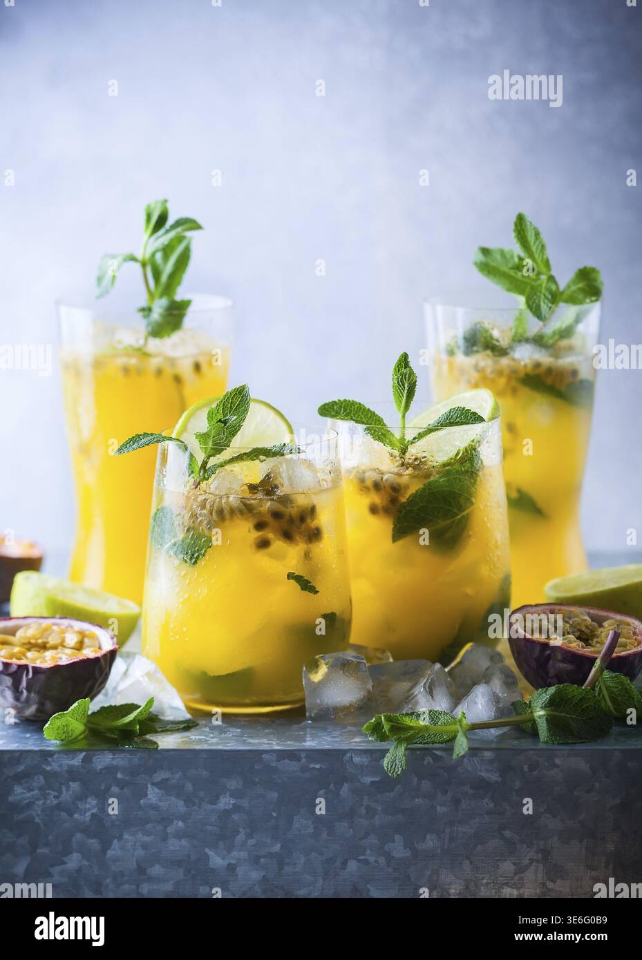 Maracuja Limonade garniert mit Limette und Minze Stockfoto